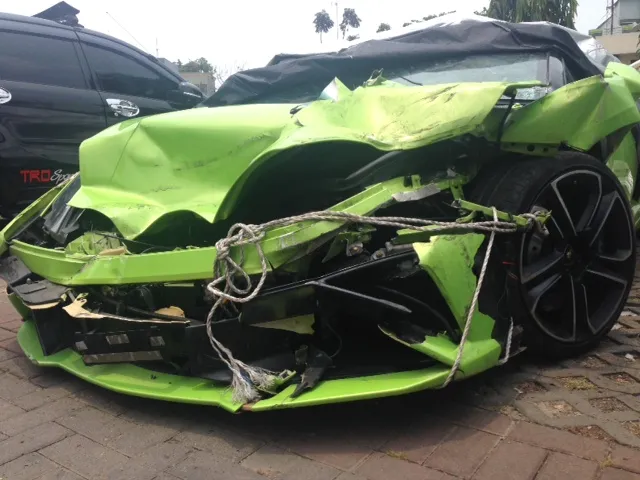 Mobil Hotman Paris Hutapean ringsek. ©Tov