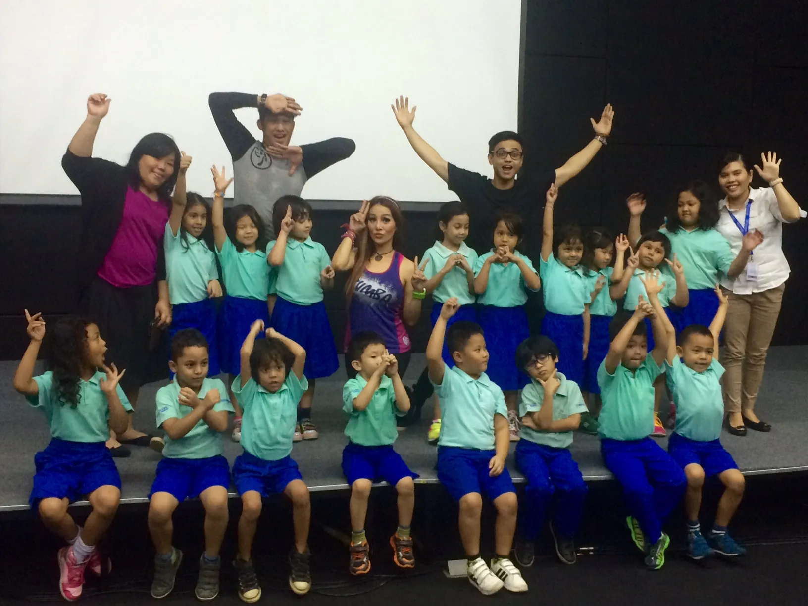 Fifie Buntaran ajarkan anak-anak SD joget zumba. ©KapanLagi.com/Sahal Fadli