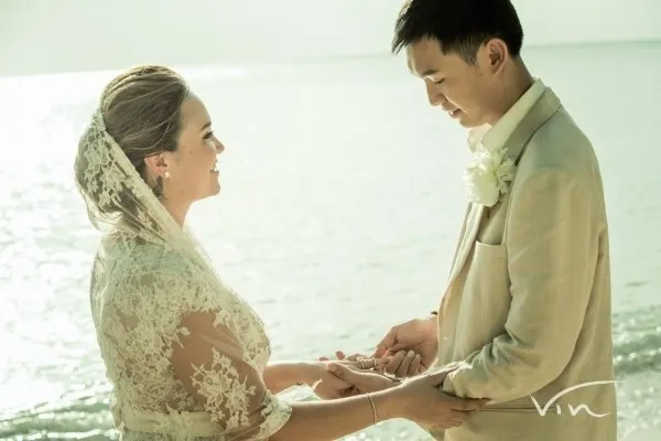 Tata Young dan kekasihnya menikah diam-diam di sebuah pantai di Phuket, Rabu (22/7) lalu. @lollipop.sg