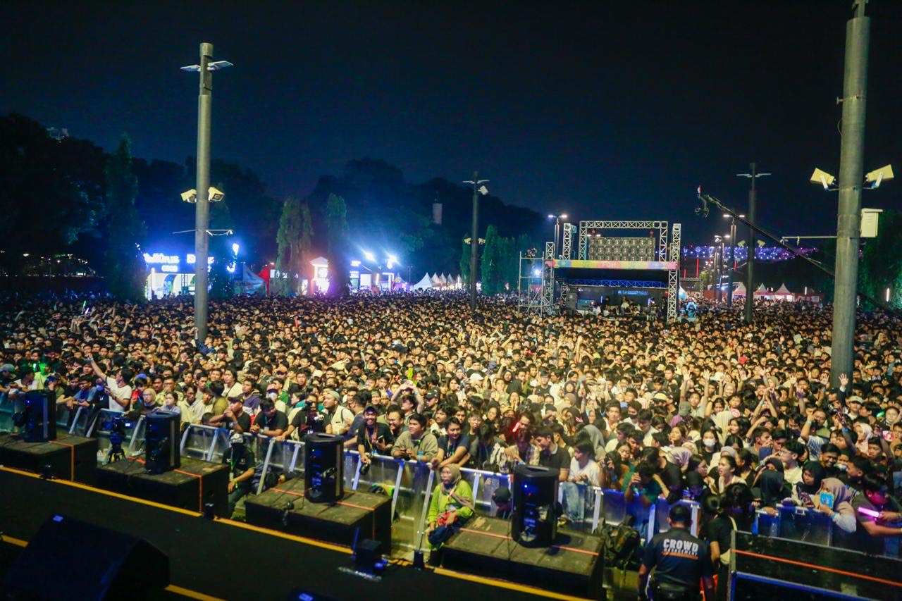 The enthusiasm of tens of thousands of audience watching the stage of KapanLagi Buka Bareng BRI Festival 2024