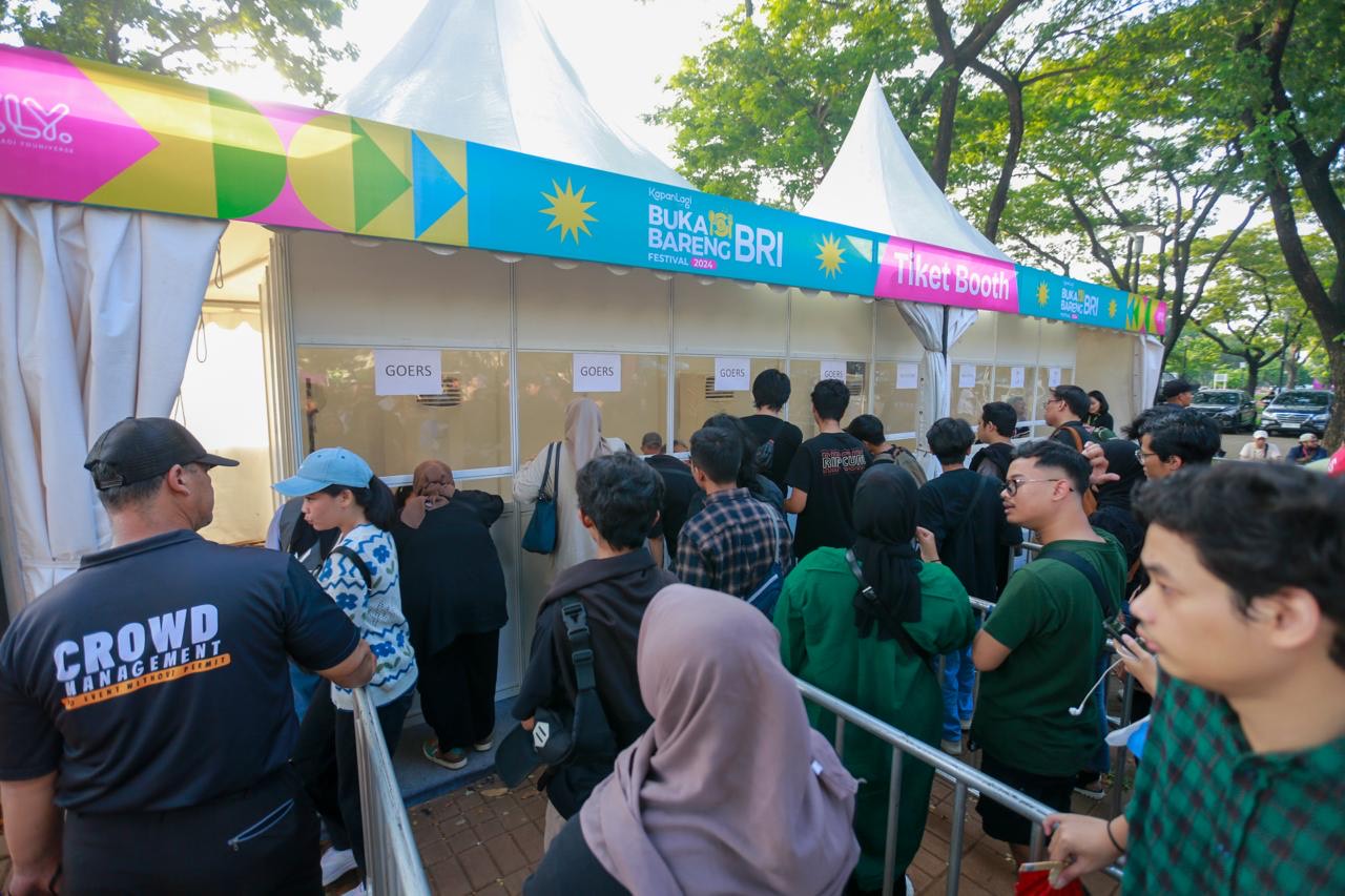 The atmosphere of the ticket booth queue at KapanLagi Buka Bareng BRI Festival 2024