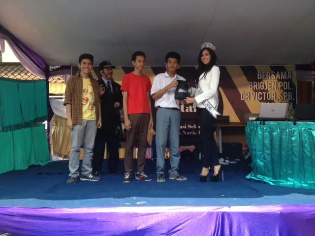 Estelita Liana melakukan tugasnya untuk memberikan penyuluhan terhadap bahaya narkoba. ©hen