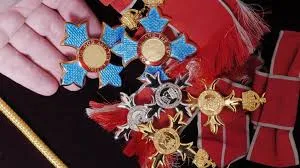 Gelar kehormatan Kerajaan Inggris terbagi jadi 10 kategori © BBC.com