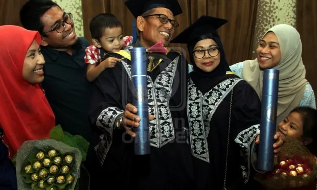 Razali dan Ramlah, pasangan berusia 60 tahun yang semangat melanjutkan kuliah © The Strait Times