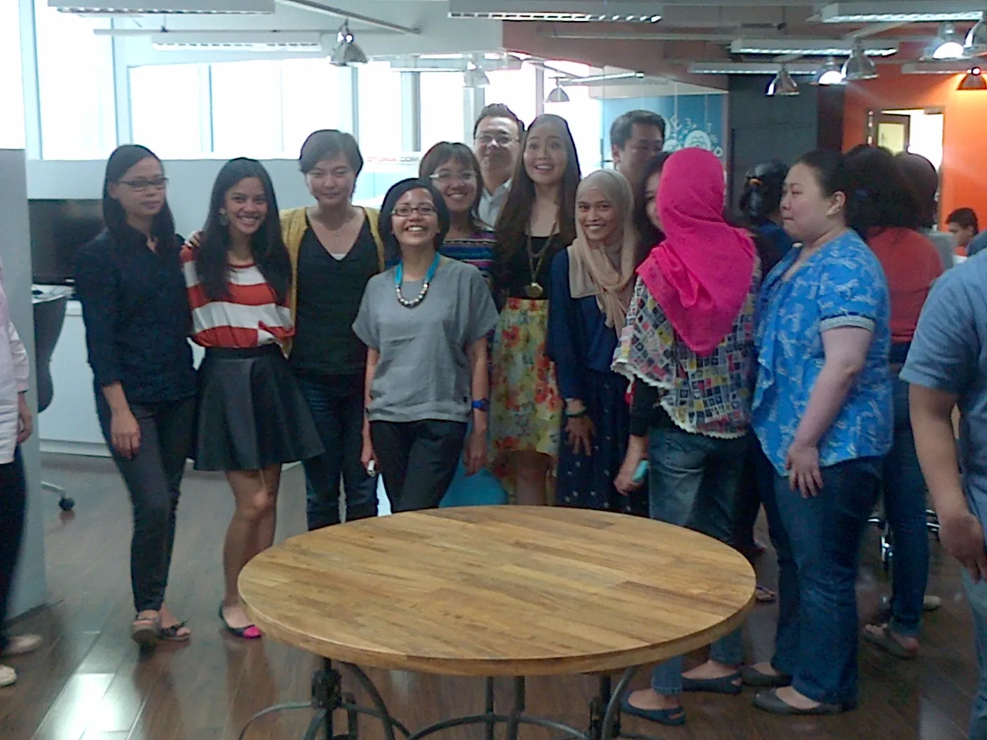 Sabrina bersama kru KapanLagi.com® @KaniaRamalda/KapanLagi.com® 