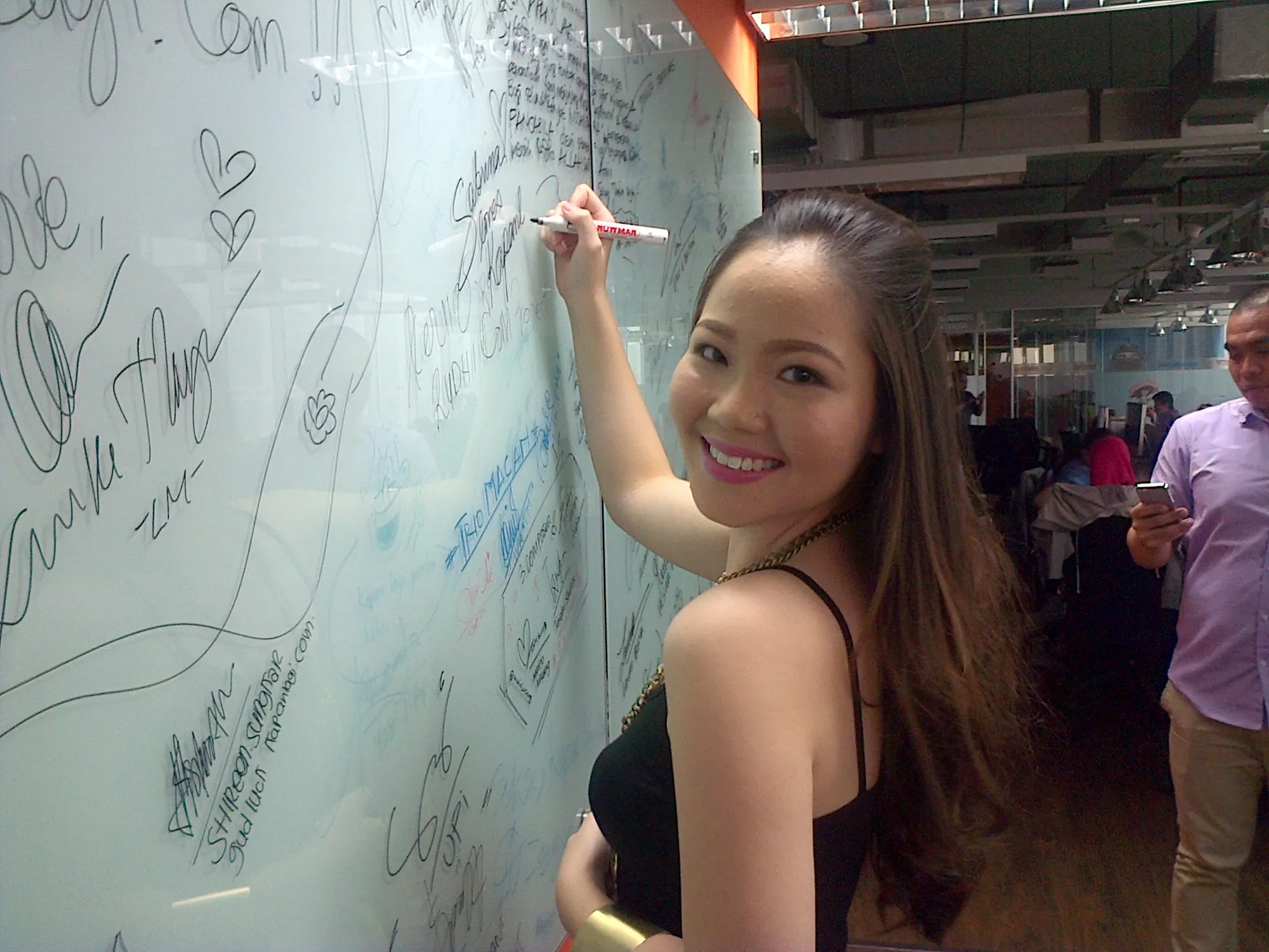 Sabrina saat menandatangani Hall of Fame KapanLagi.com®  @KaniaRamalda/KapanLagi.com® 