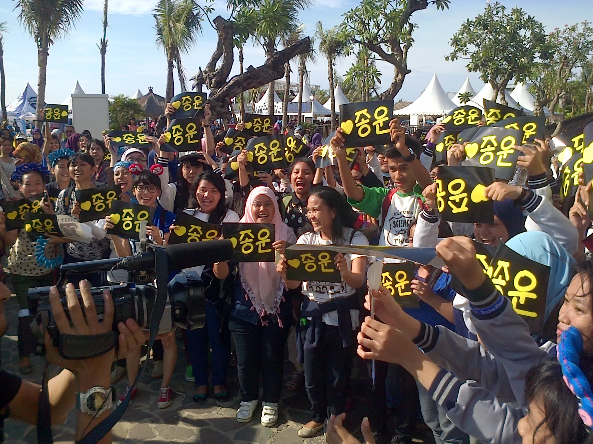 Para penggemar Yesung meneriakkan nama idolanya @KapanLagi.com®/Arai