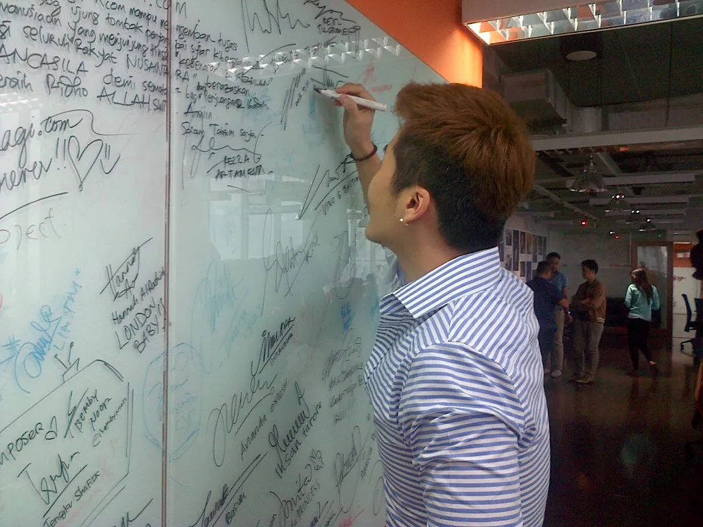 Eru berikan tanda tangan di kantor KapanLagi.com® foto: Kania Ramalda