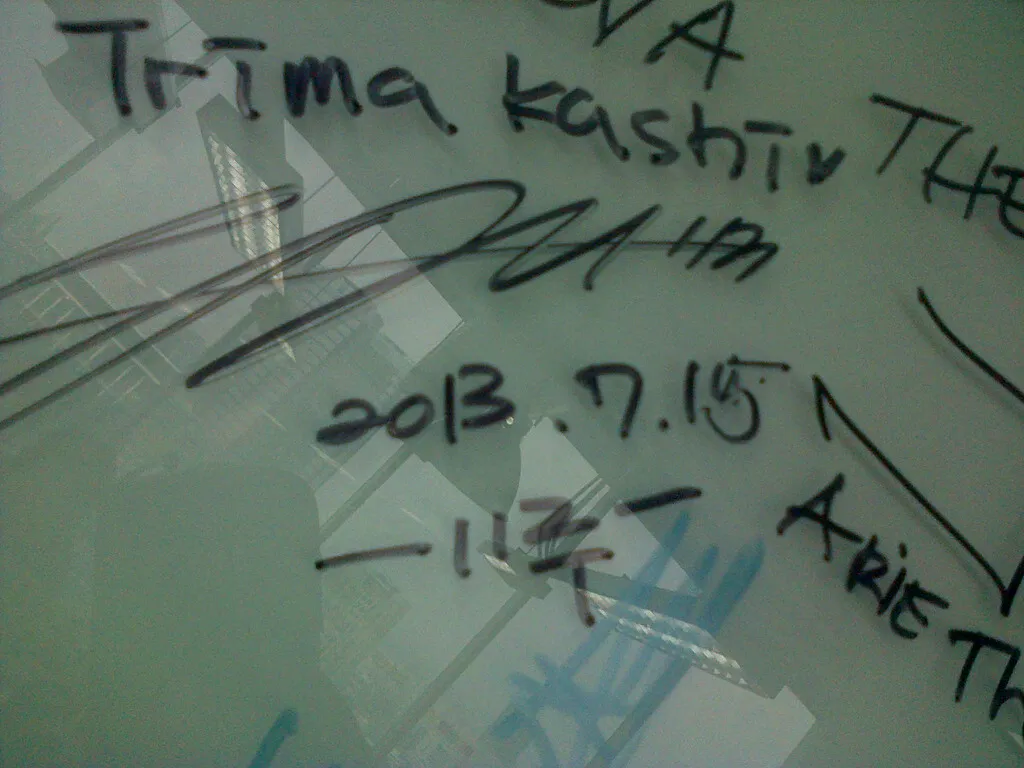 Tanda tangan dan pesan Eru di kantor KapanLagi.com® foto: Kania Ramalda