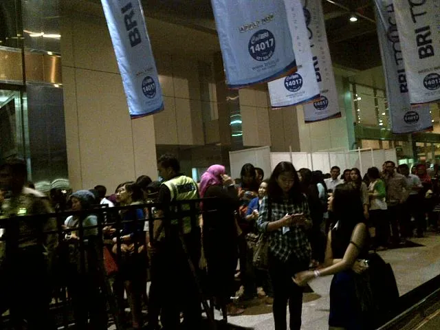 Antrian panjang di pintu masuk konser Yovie malam ini (24/9). ©KapanLagi.com