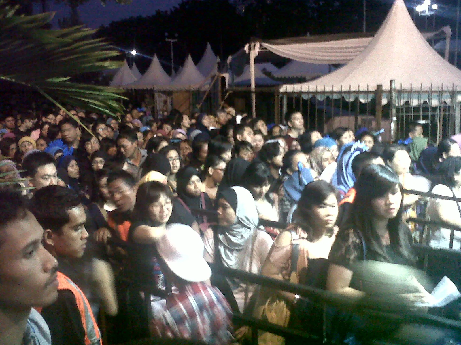 Fans CN Blue merangsek masuk ke venue foto: Altov Johar/KapanLagi.com®