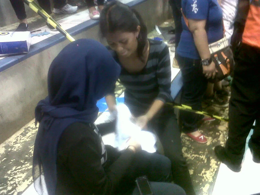 Fans CN Blue saat berebut handuk usai konser Blue Moon @KapanLagi/aha