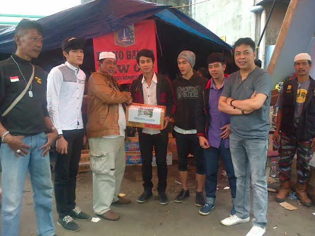 AKM29 memberikan bantuan korban banjir Jakarta foto: Ruswanto/KapanLagi.com®