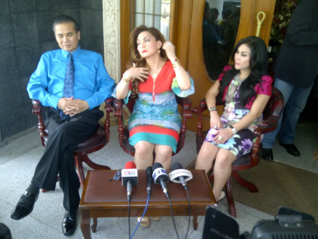 Nia Daniati akhirnya resmi bercerai dari Farhat Abbas.