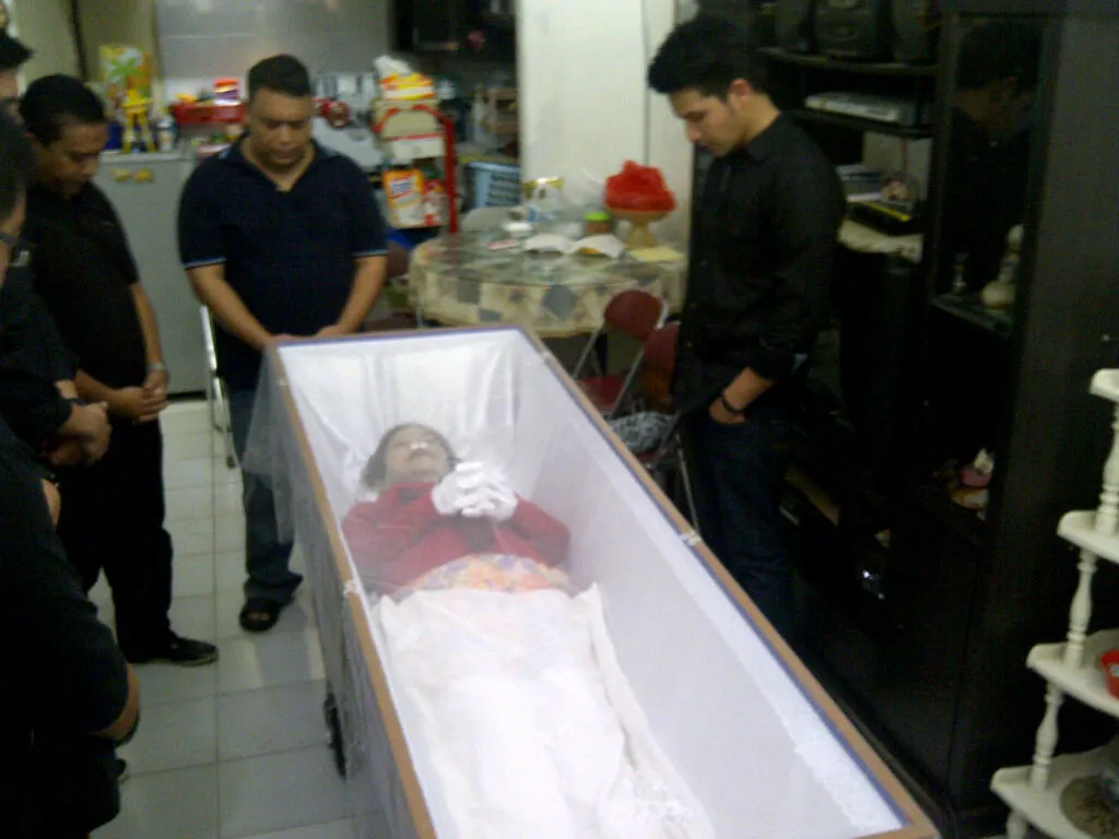 Jonathan Frizzy tegar mengantar kepergian ibunya. @KapanLagi.com®