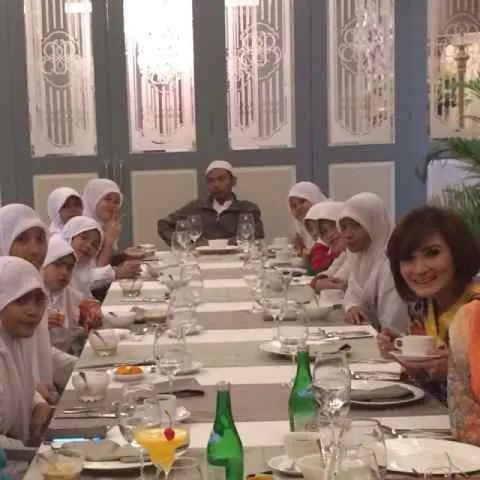 Kiki Amalia dan anak-anak yatim @Koleksi Pribadi