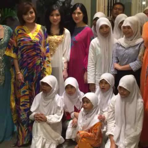 Kiki Amalia dan anak-anak yatim @Koleksi Pribadi