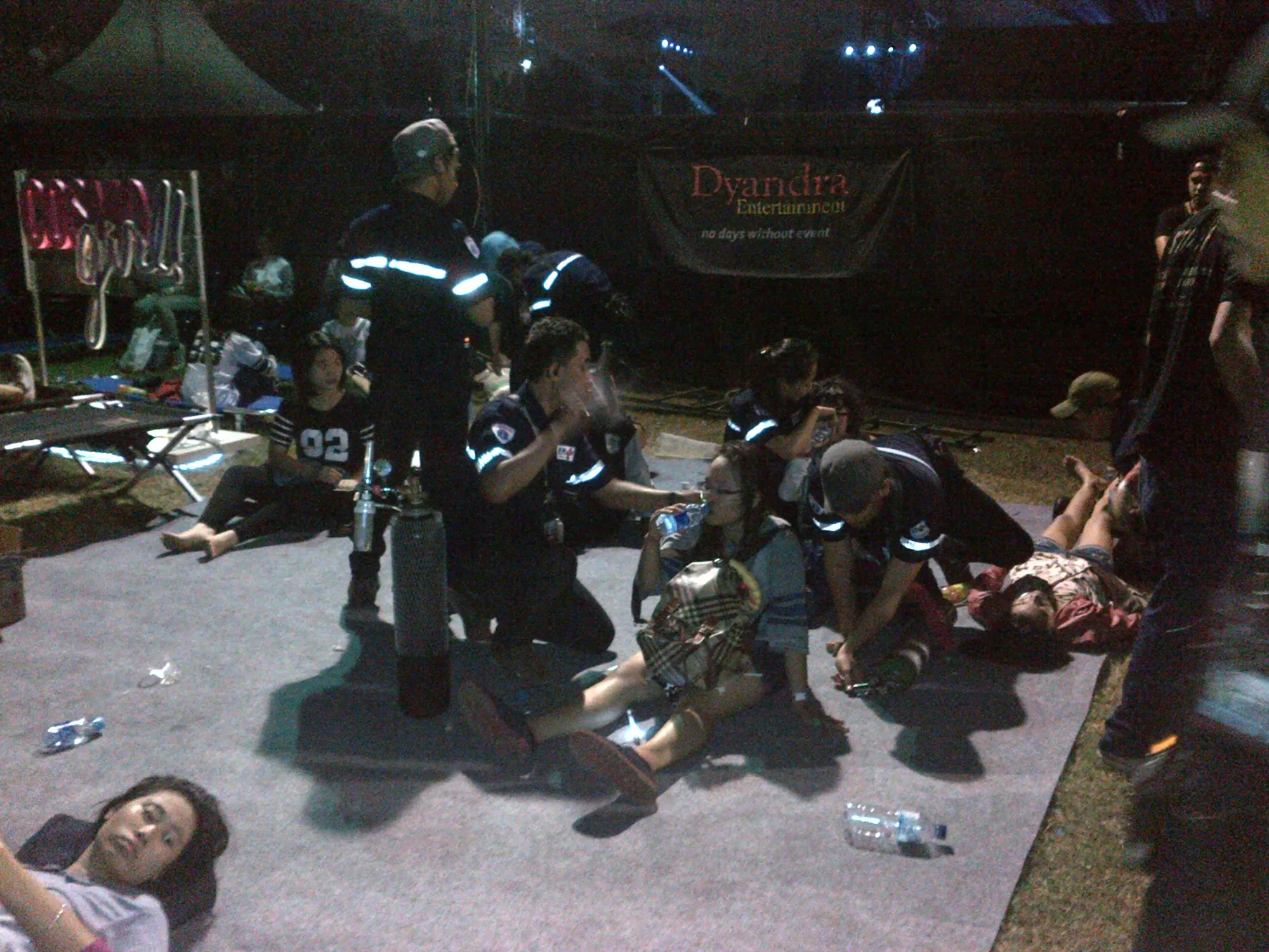 EXO-L yang pingsan dibawa ke luar arena foto: Puput Uji Lestari/KapanLagi.com®