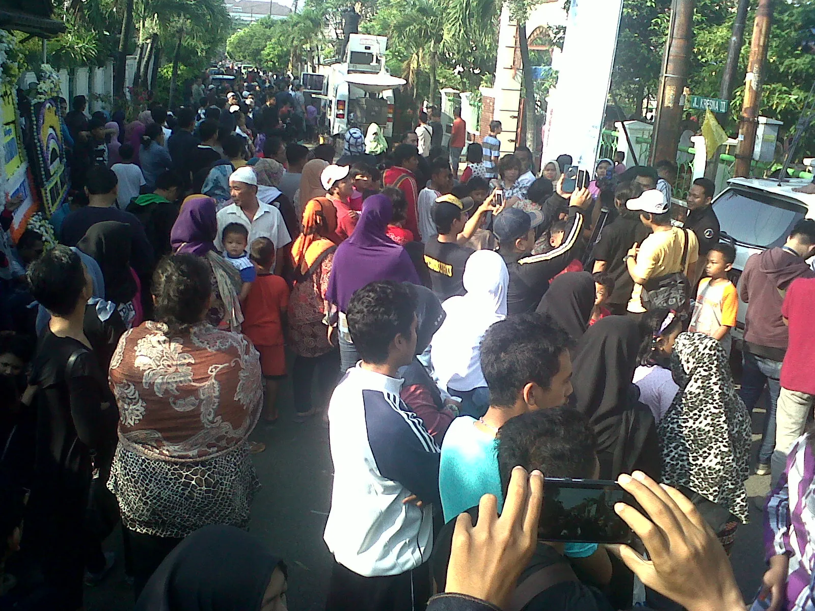 Kondisi di depan rumah orang tua Olga Syahputra/©Kapanlagi.com®/Abbas Aditya