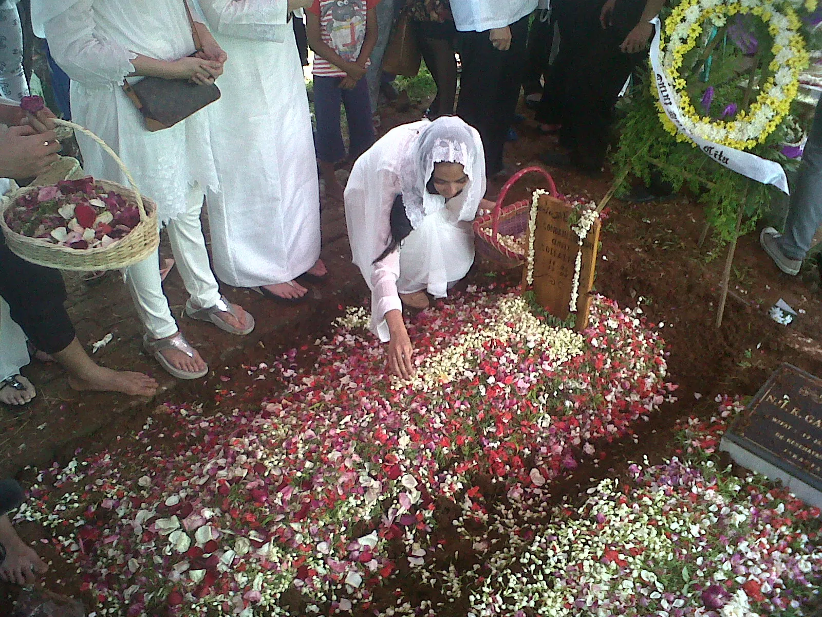 Maudy Koesnaedy melepas kepergian almarhum ibundanya. ©KapanLagi.com®/Adi Abbas Nugroho