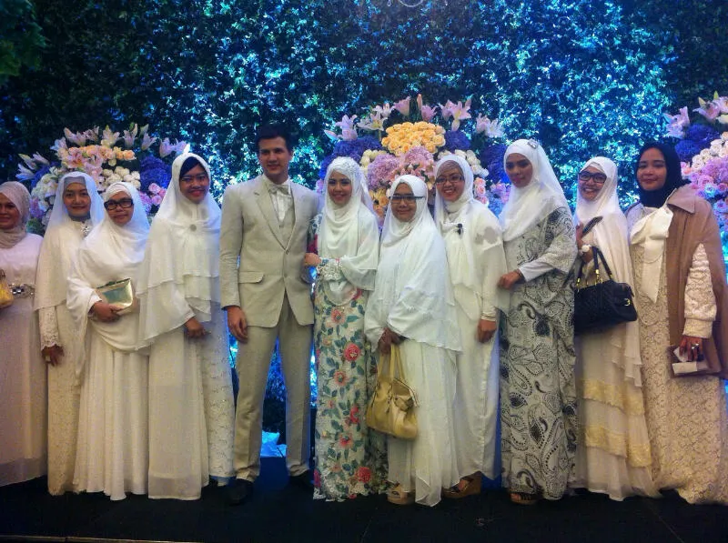 Suasana pernikahan Risty Tagor dan Stuart Collin yang berbunga-bunga dan elegan/©Kapanlagi.com®/Rahma