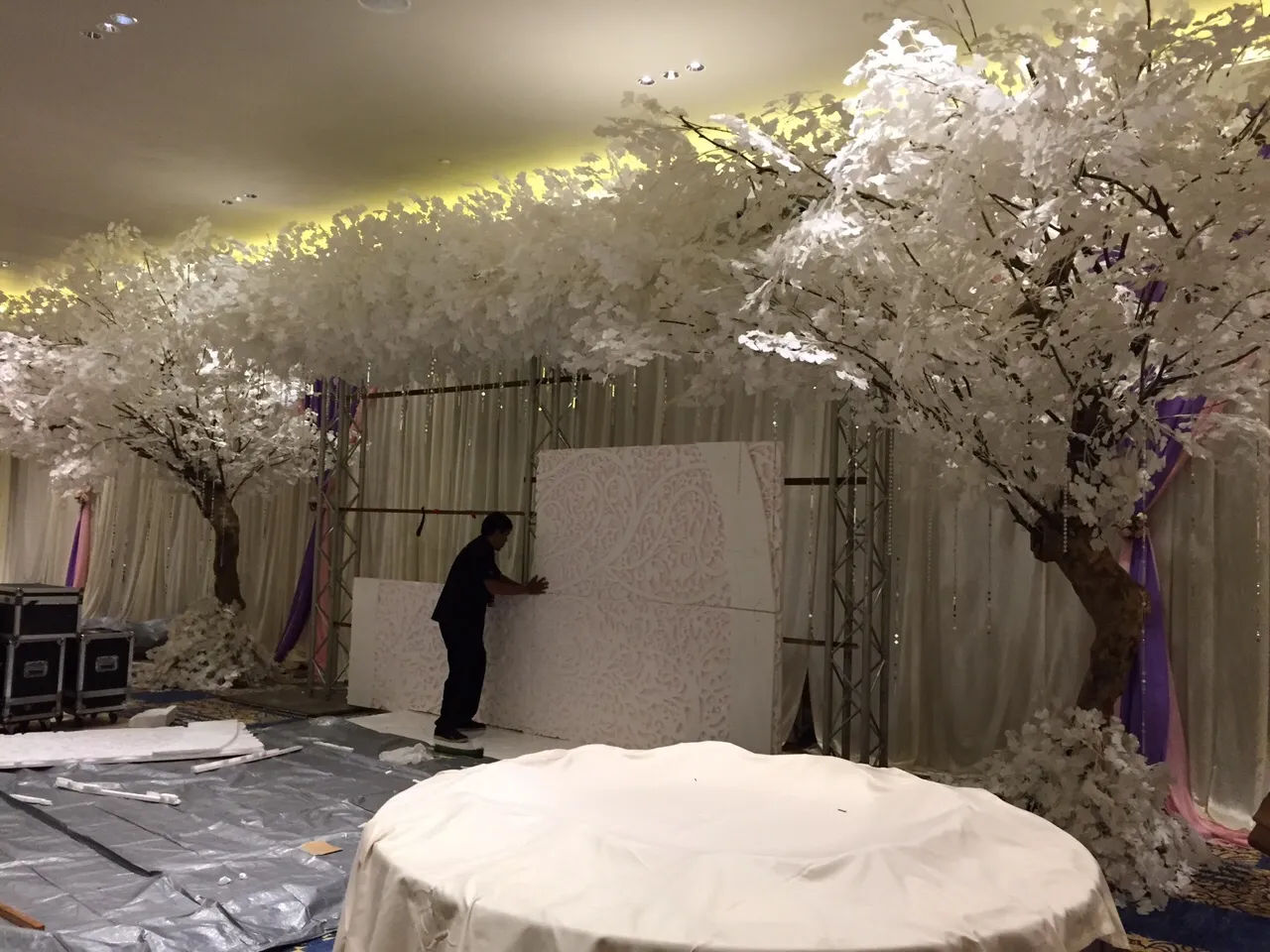 Kru sedang melanjutkan dekorasi venue resepsi Bella dan Suryono. @KapanLagi.com®