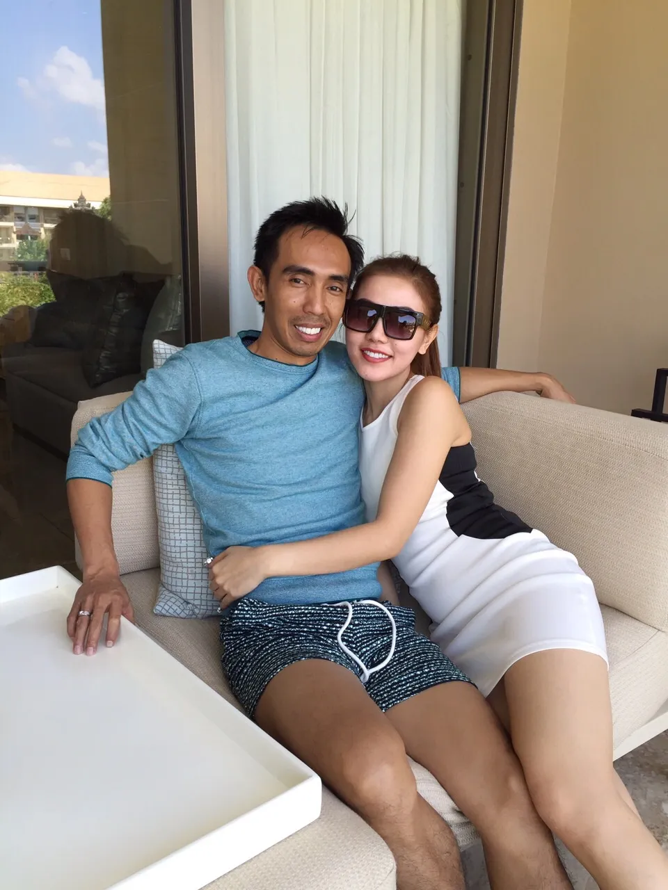 Pelukan mesra Bella dan Suryono sebelum resepsi. @BellaShofie