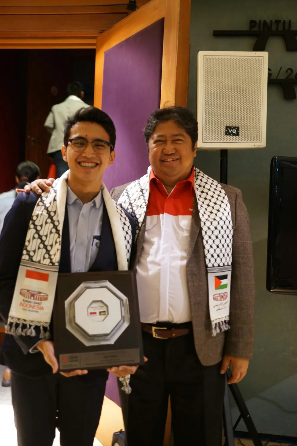 Vadi Akbar dapat penghargaan dari MER C karena gerakan sosial yang dibuatnya © Kapanlagi.com®/Sahal Fadhli