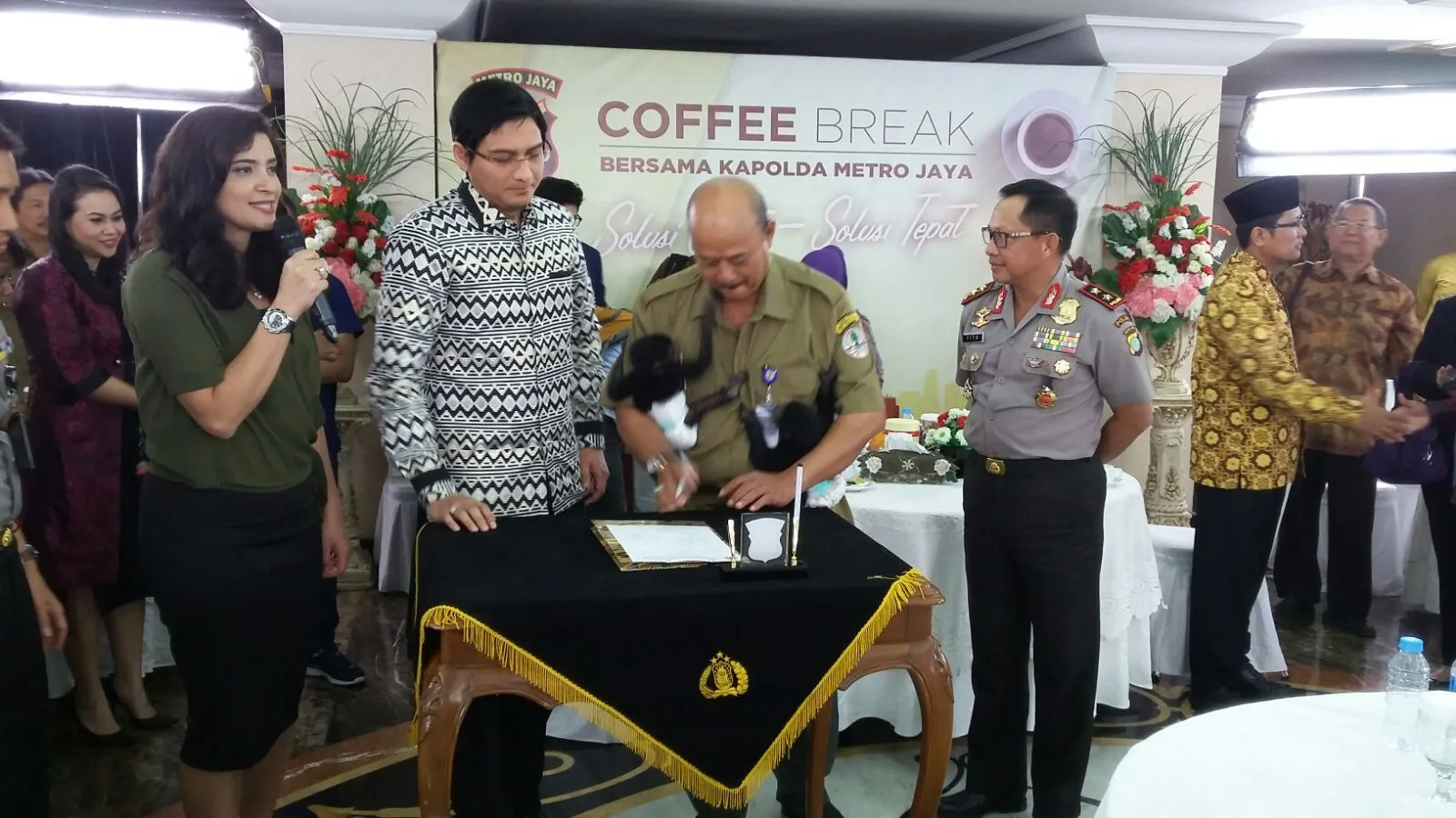 Lucky Hakim Serahkan Hewan Langka ke Polda Metro Jaya © KapanLagi.com®/Sahal Fadhli