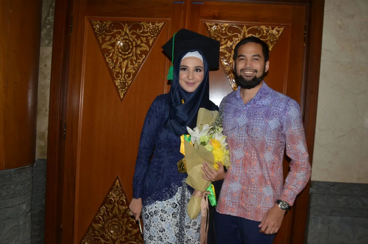 Wisnu hadiri wisuda sang istri tercinta © KapanLagi.comJ/Nuzulur Rakhmah