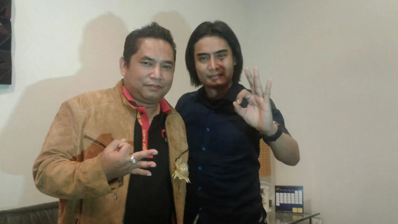 Charly bersama dengan sahabat kecilnya © KapanLagi.com®/Fikri Alfi Rosyadi