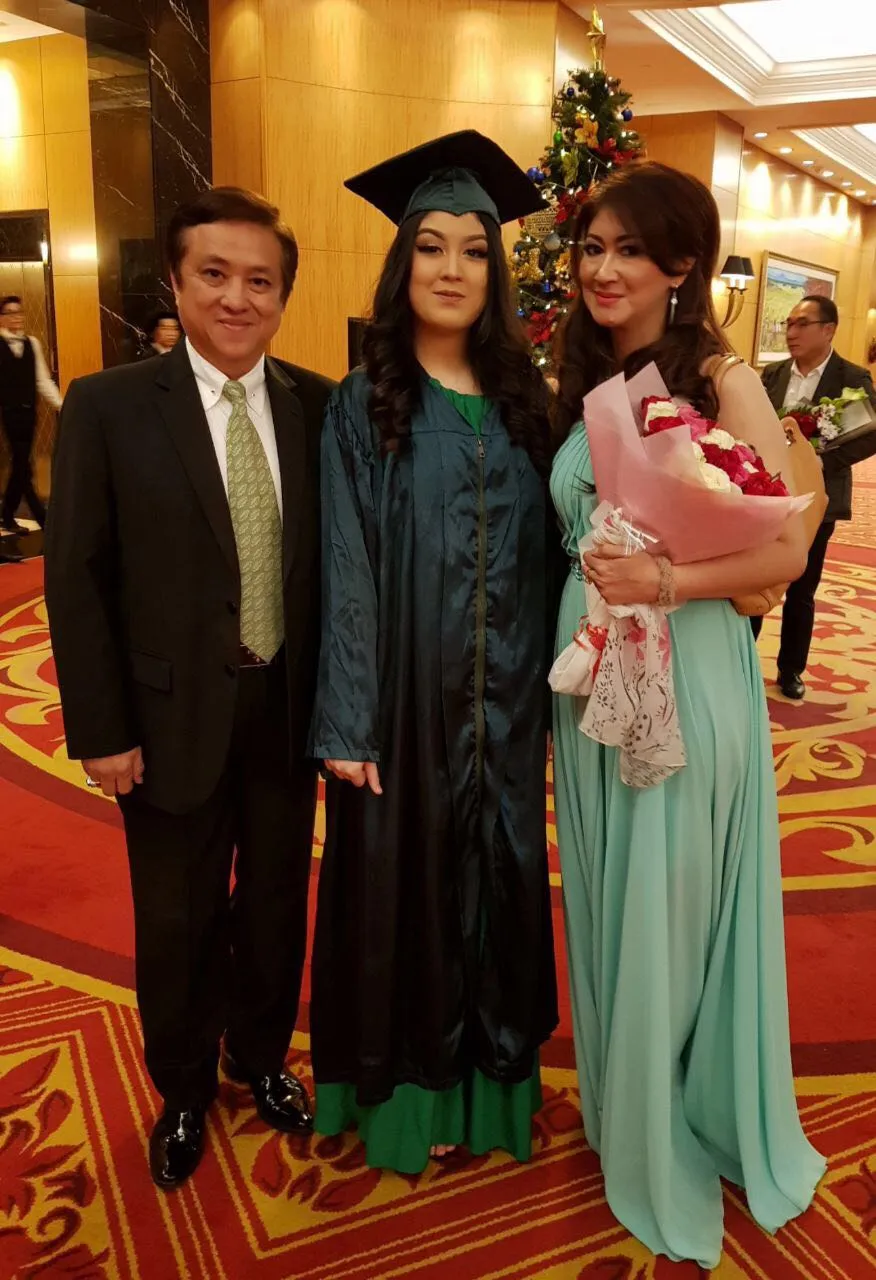 Anak Ferry Juan dan Zarima baru saja lulus sekolah. Credit: Istimewa