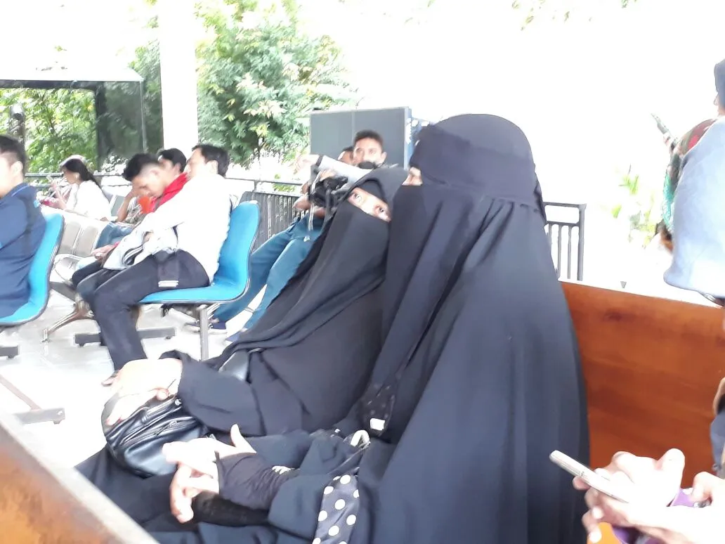Sahabat Indadari tampak menangis. Credit: KapanLagi.com/Nuzulul Rakhmah