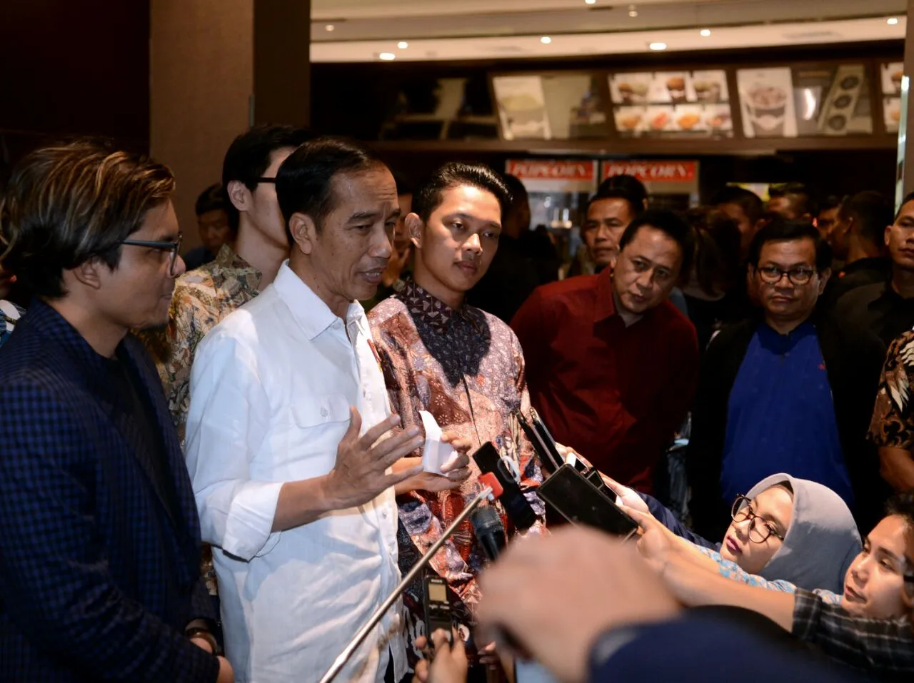Jokowi usai nonton YOWIS BEN di Matos Malang © Merdeka.com/Darmadi Sasongko