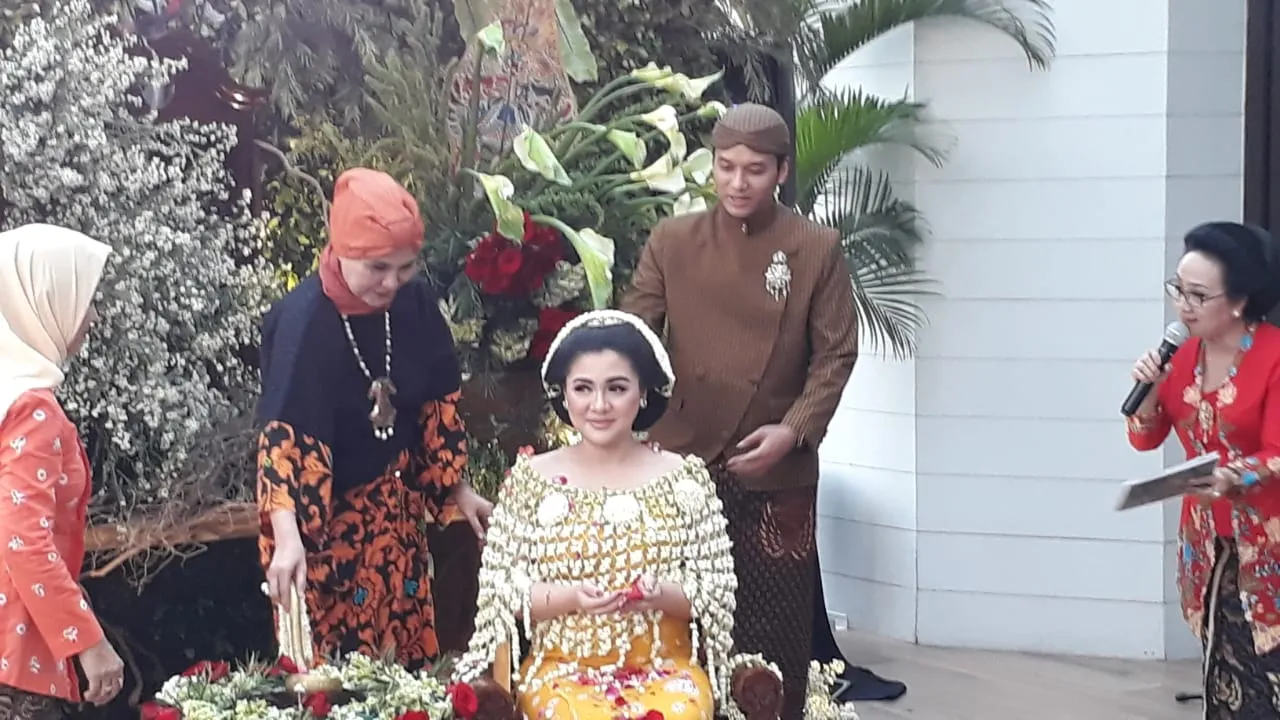 Vicky Shu menggelar acara tujuh bulanan. © KapanLagi.com/Mathias Purwanto