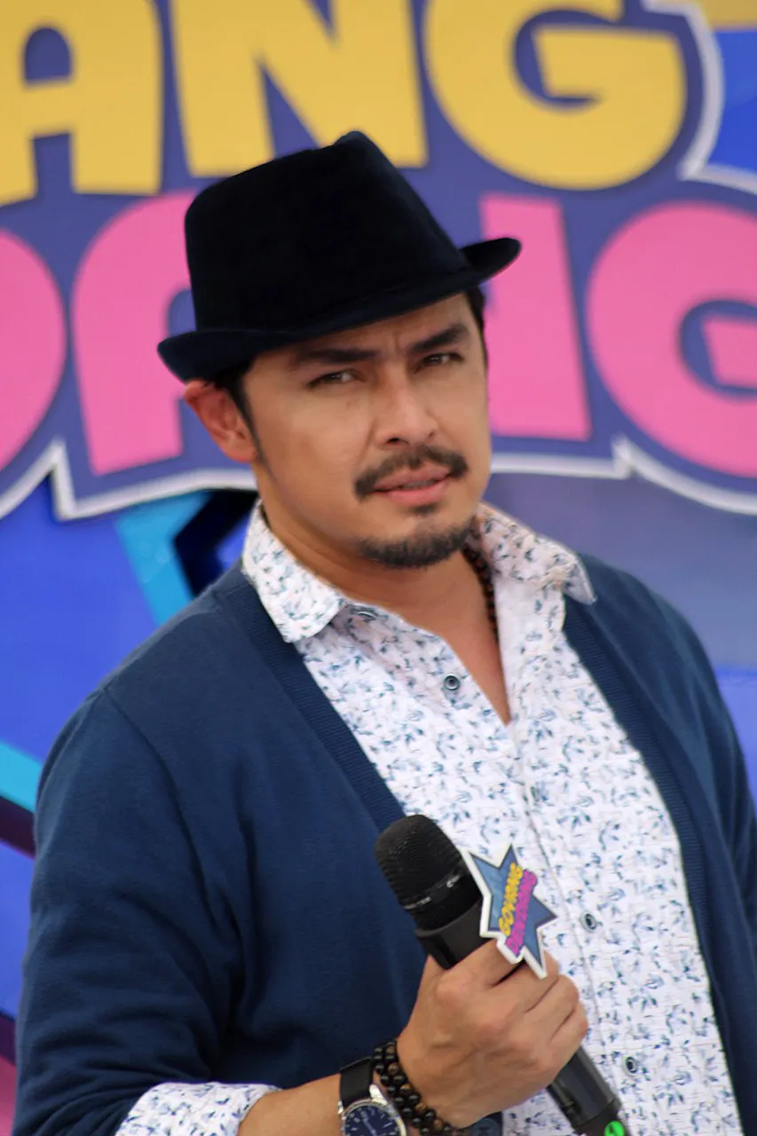 Thomas Djorghi jadi host 'Goyang Dendang' / KapanLagi - Akrom Sukarya