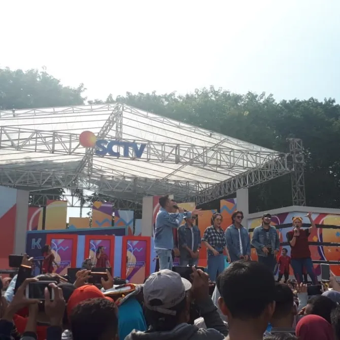 Raffi Ahmad, Nagita Slavina, dan para pengisi acara Karnaval SCTV © SCTV