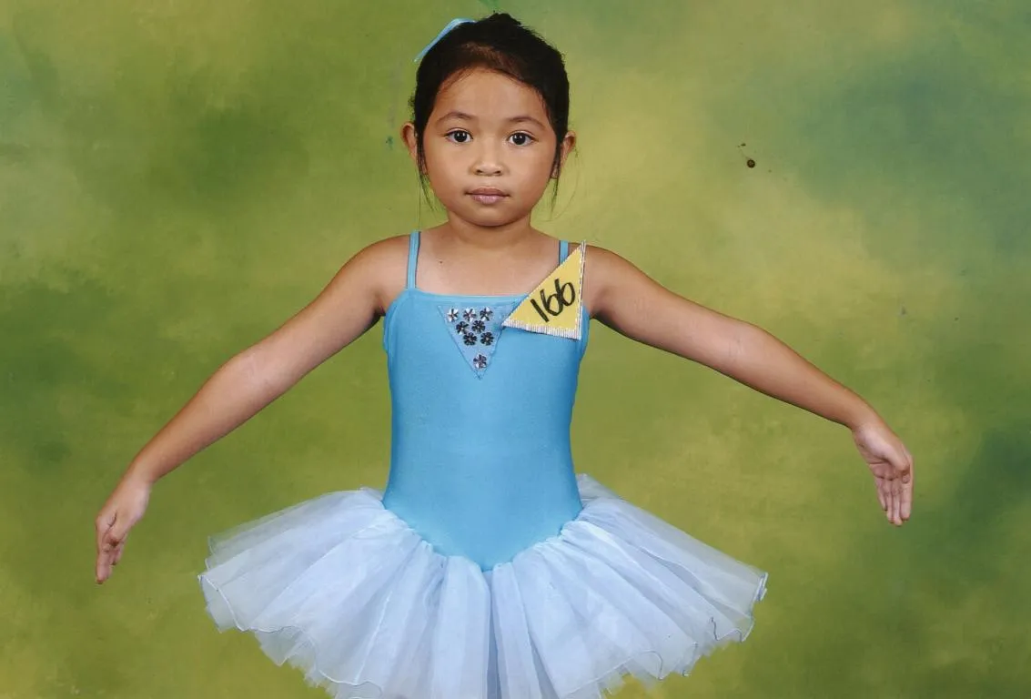 Regina Poetiray semasa kecil sudah aktif tampil di atas panggung. (Foto: Dokumentasi Pribadi)