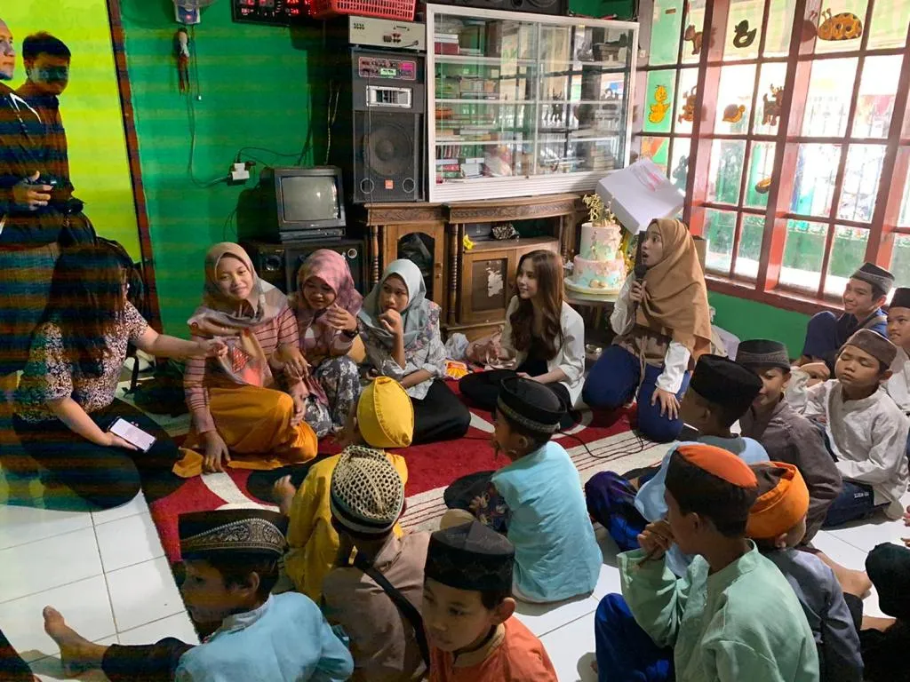 Agatha Chelsea berbagi dengan anak yatim piatu ? Istimewa