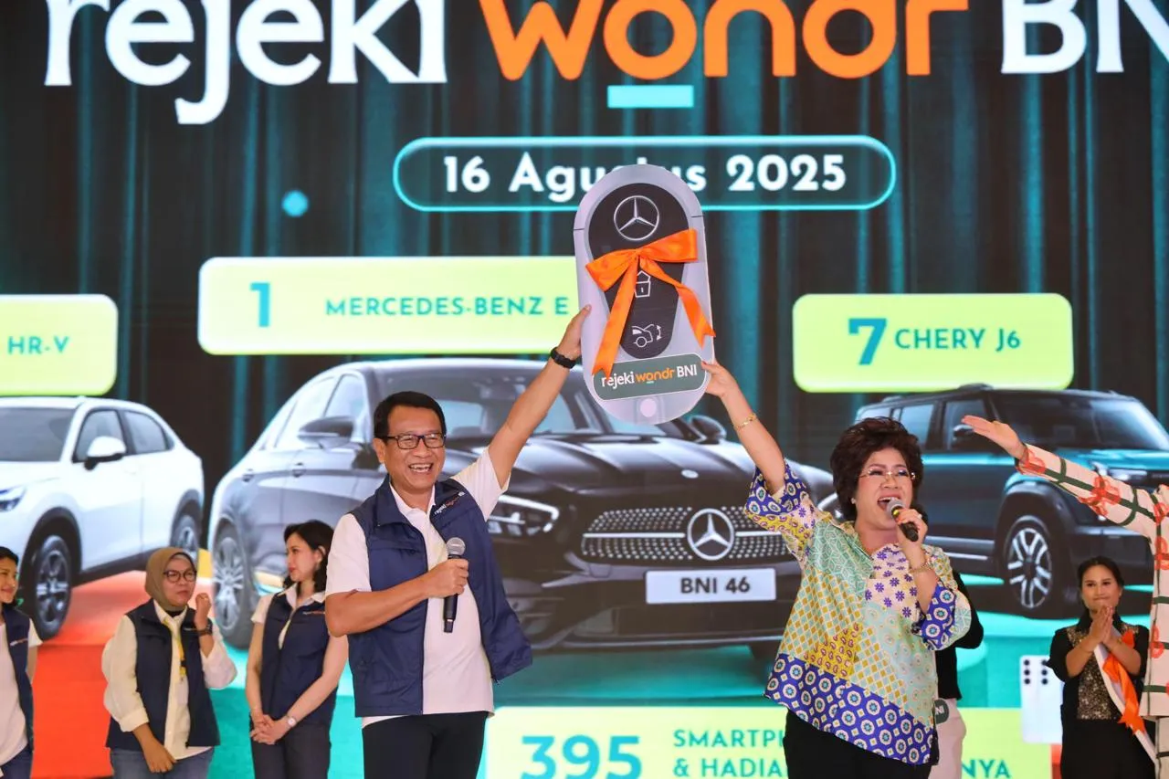 Pemenang program undian tahap pertama rejeki wondr BNI, Mercedes-Benz E 200. (Sumber: BNI)