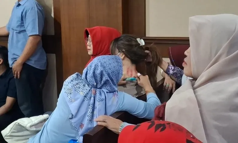 Terlihat Kamelia sampai meminta dikerokin saat di persidangan. 