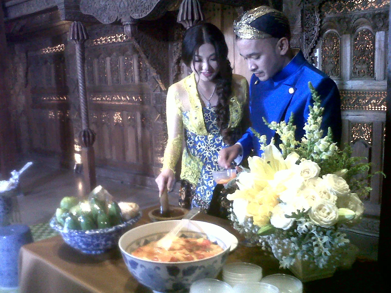 Wenda dan Ruben sedang sibuk jualan rujak di tengah-tengah acara tujuh bulanan/©Kapanlagi.com®