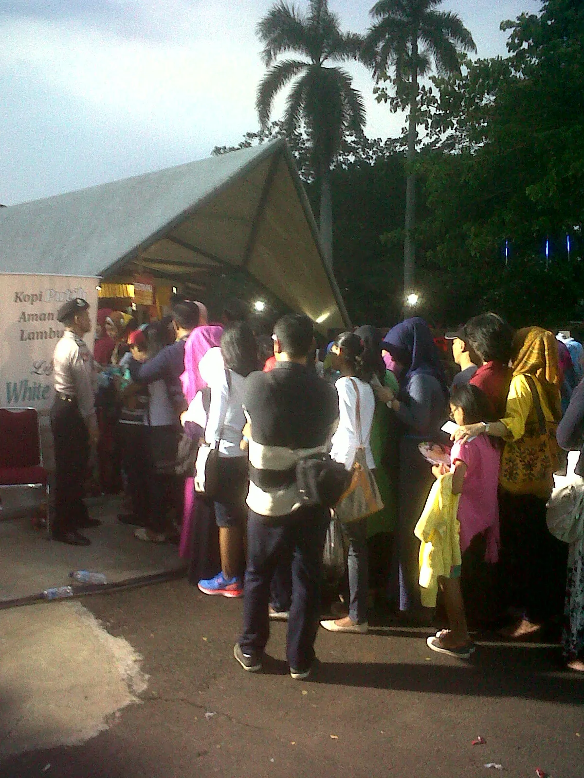 Antrian penonton yang mengular di luar venue. @KapanLagi.com®/Abbas Aditya
