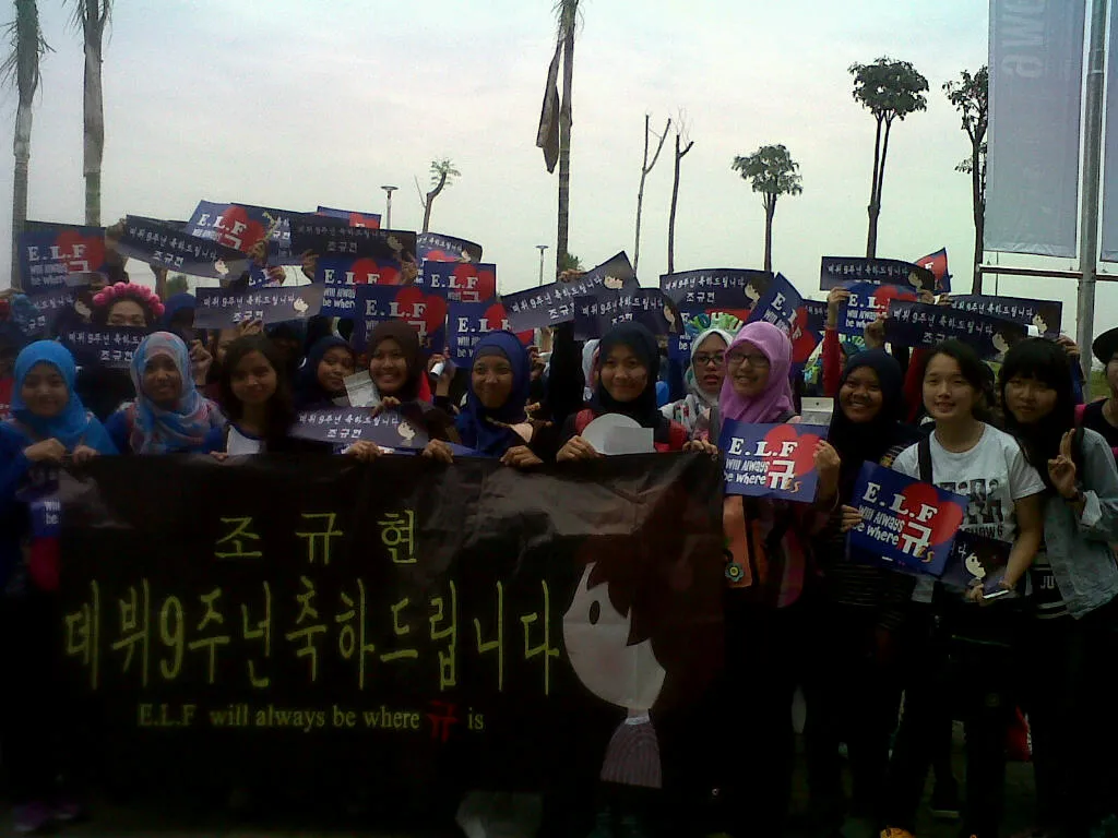 Fans Kyuhyun di luar venue konser Suju. @KapanLagi.com®/Rahma