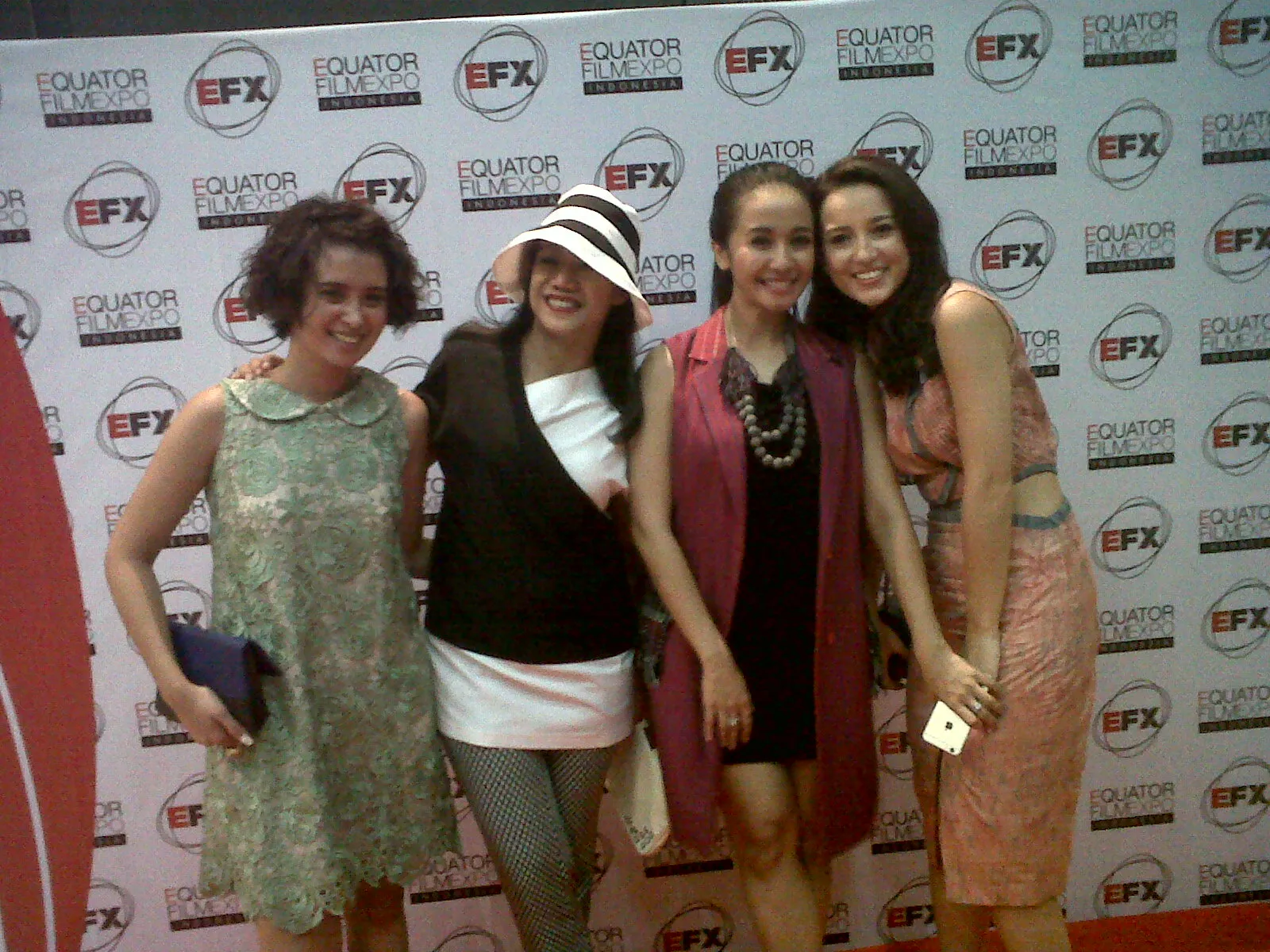 Bella tampak berpose cantik dengan Julie Estelle dan Ayushita ©Abbas Aditya