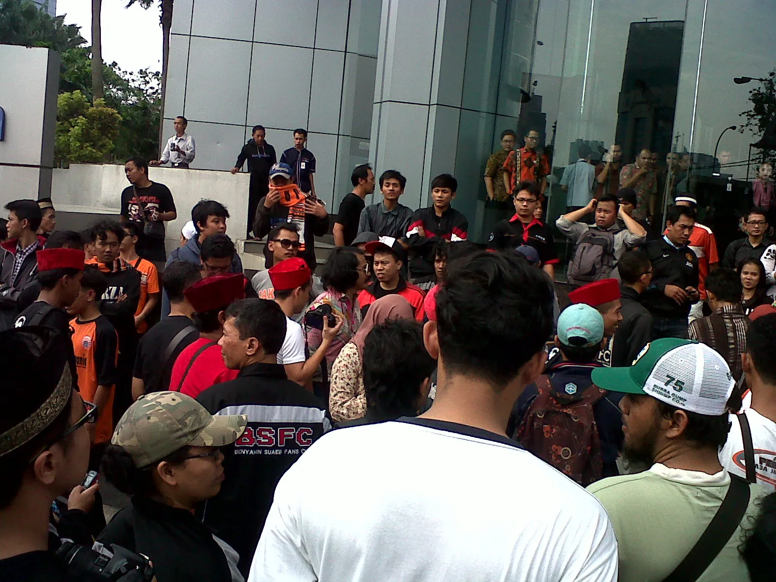Ratusan massa melakukan demo di kantor Trans TV. @KapanLagi.com®/Muhammad Sahal