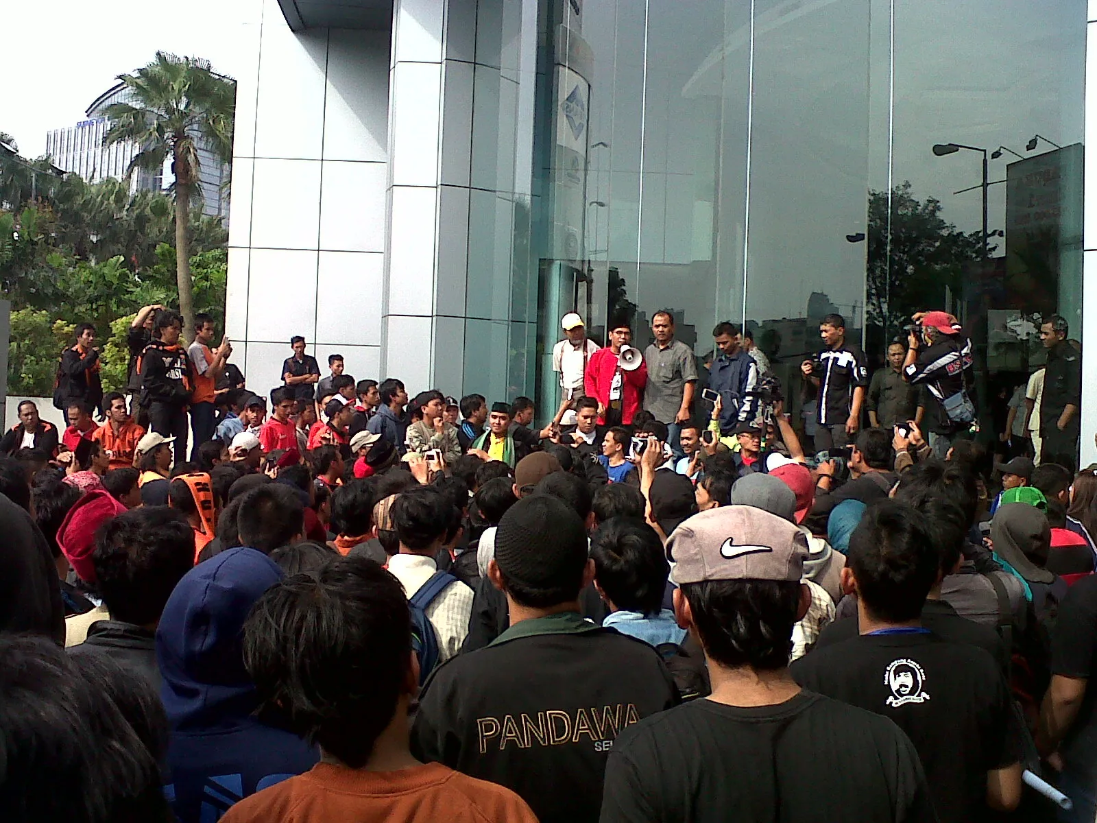 Suasana demo di depan kantor Trans TV yang menuntut beberapa poin agar dikabulkan oleh stasiun televisi tersebut. @KapanLagi.com®/Muhammad Sahal