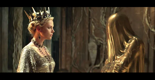 Charlize Theron dalam SNOW WHITE AND THE HUNTSMAN © snowwhiteandthehuntsman.com