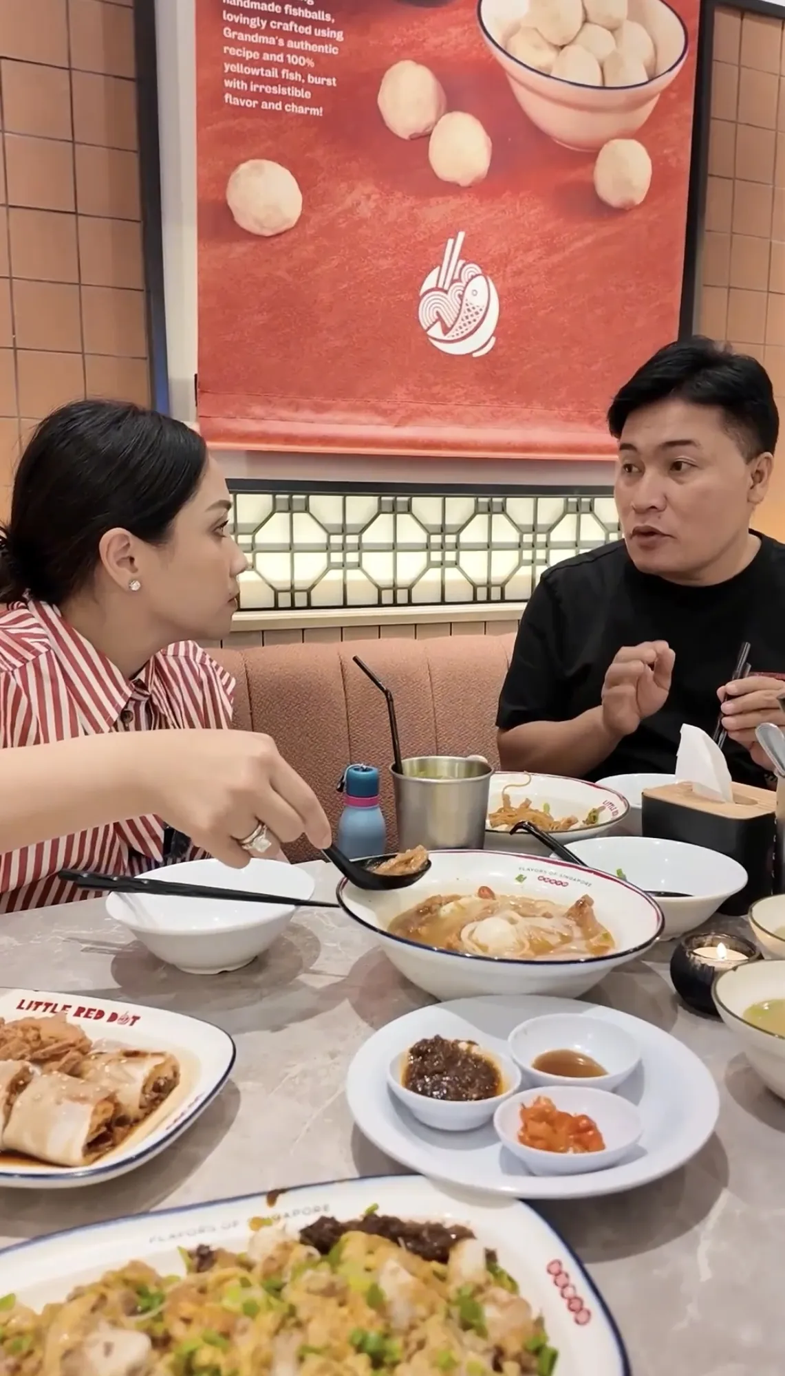 Nagita Slavina dan Merry nyobain Mi Singapura (Credit foto: Dokumentasi Pribadi)