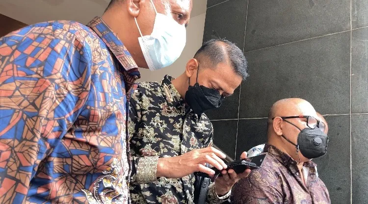 Doddy Sudrajat Sibuk Main HP
